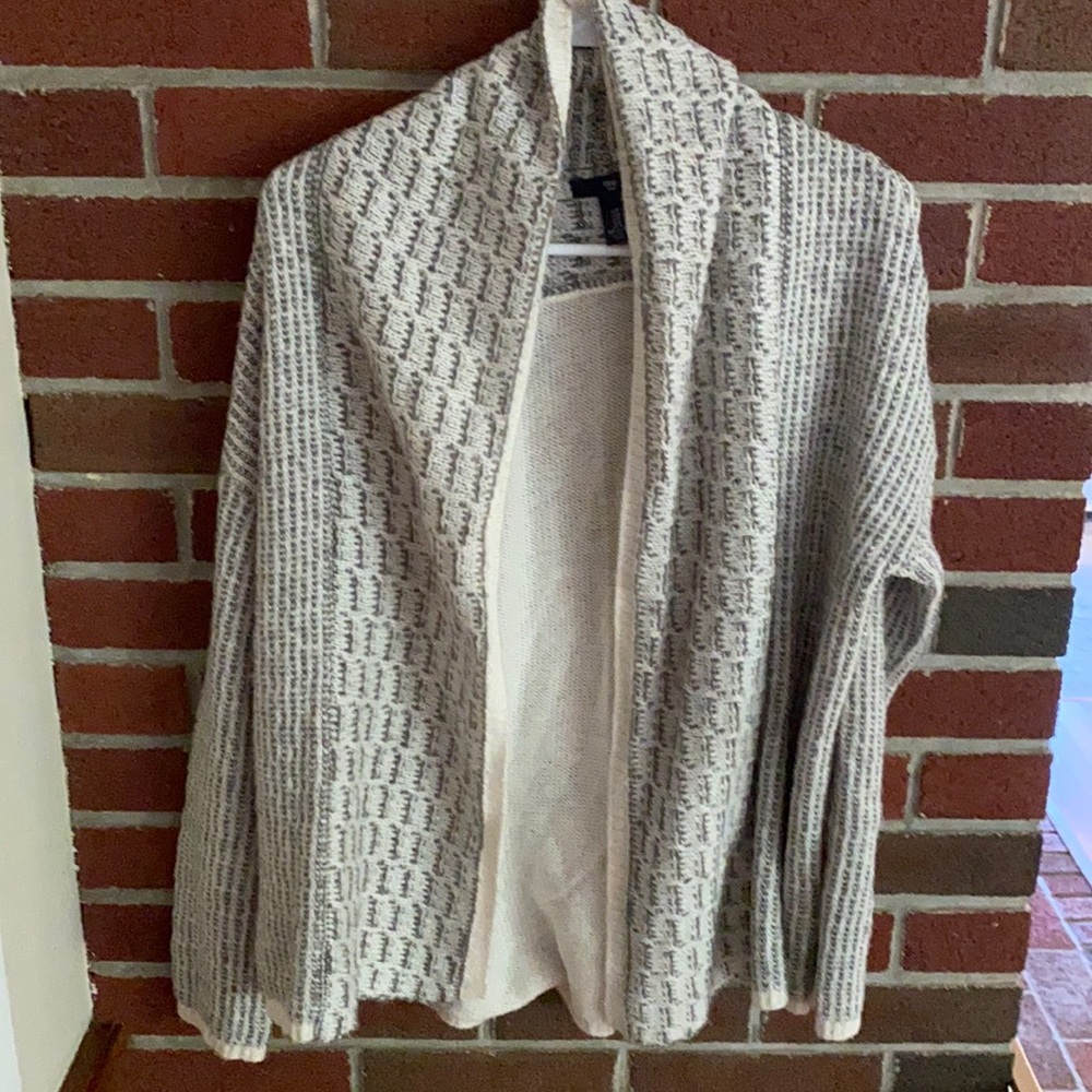 Medium Gap white and gray sweater! No rips or pulls.